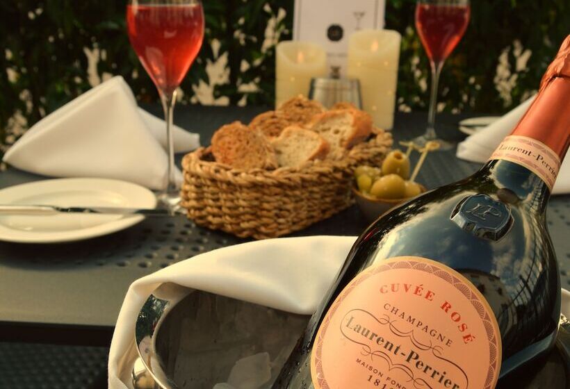 Отель Le Bouchon Brasserie &