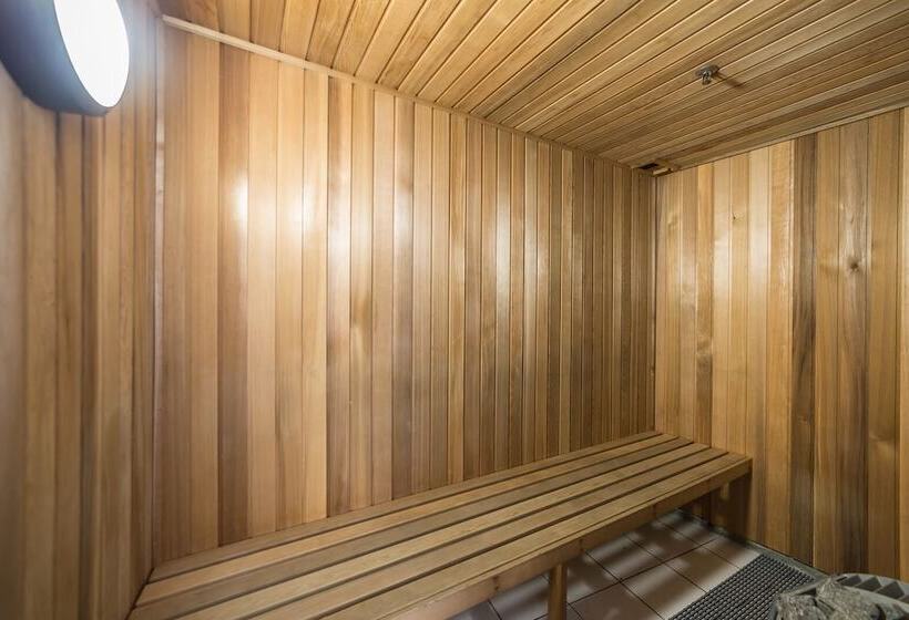 בית מלון כפרי The Meriton Apartments On Main Beach