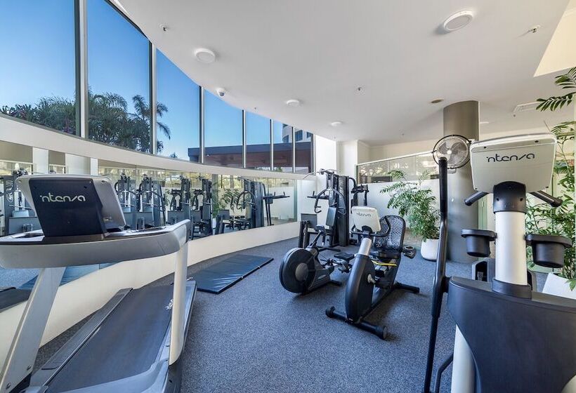 בית מלון כפרי The Meriton Apartments On Main Beach