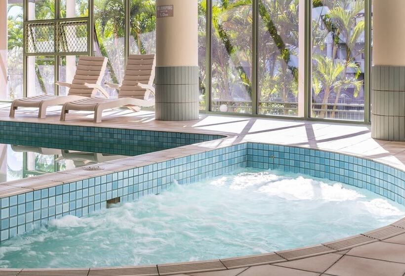 בית מלון כפרי The Meriton Apartments On Main Beach