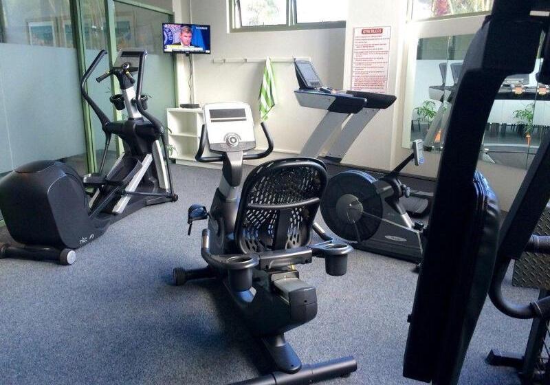 בית מלון כפרי The Meriton Apartments On Main Beach