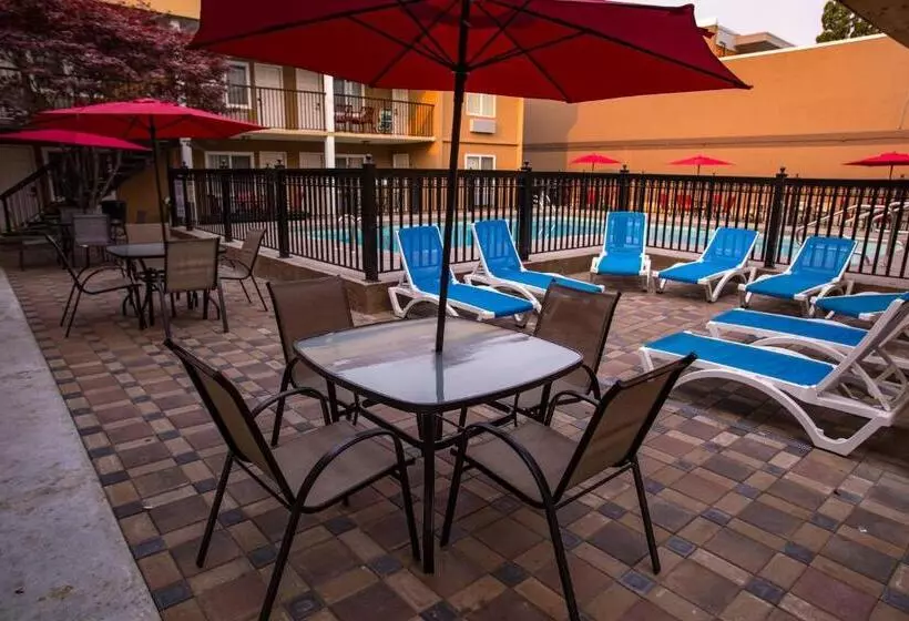 モーテル Sahara Courtyard Inn Penticton