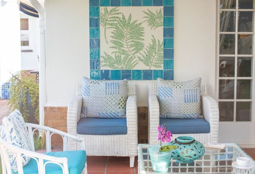 פנסיון Admiralty Beach House