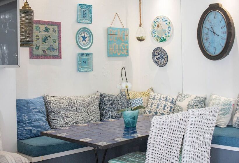 פנסיון Admiralty Beach House