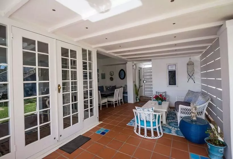 پانسیون Admiralty Beach House