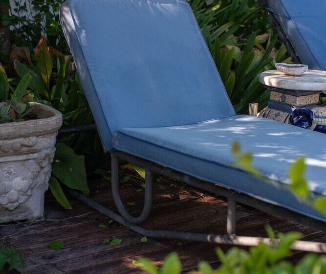 פנסיון Admiralty Beach House