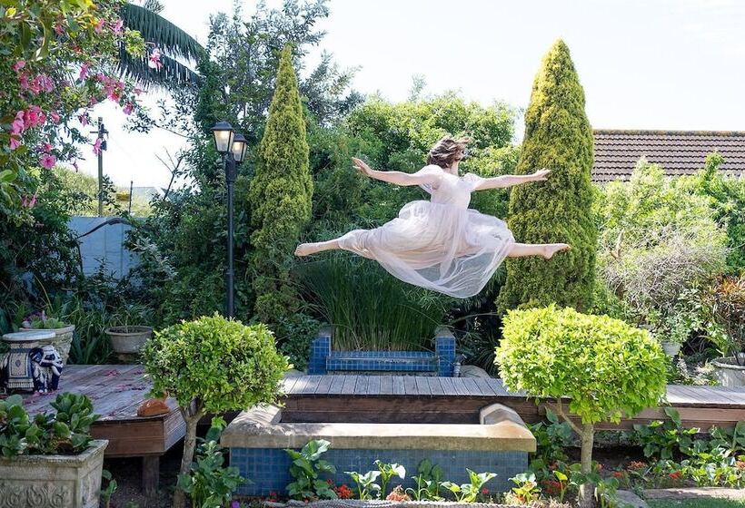 פנסיון Admiralty Beach House