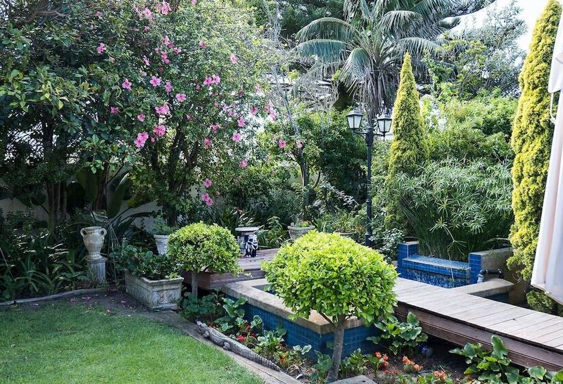 פנסיון Admiralty Beach House