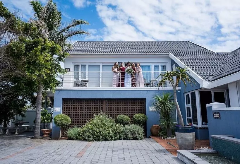 پانسیون Admiralty Beach House