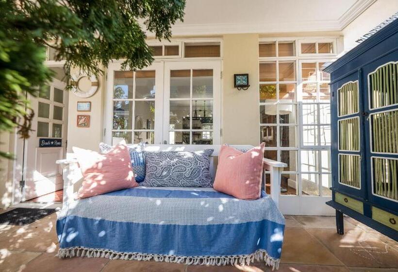 פנסיון Admiralty Beach House