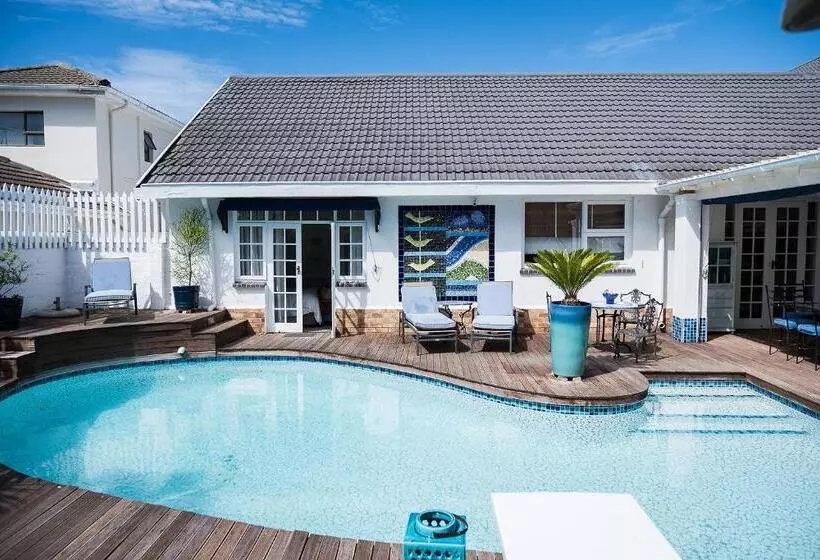 پانسیون Admiralty Beach House