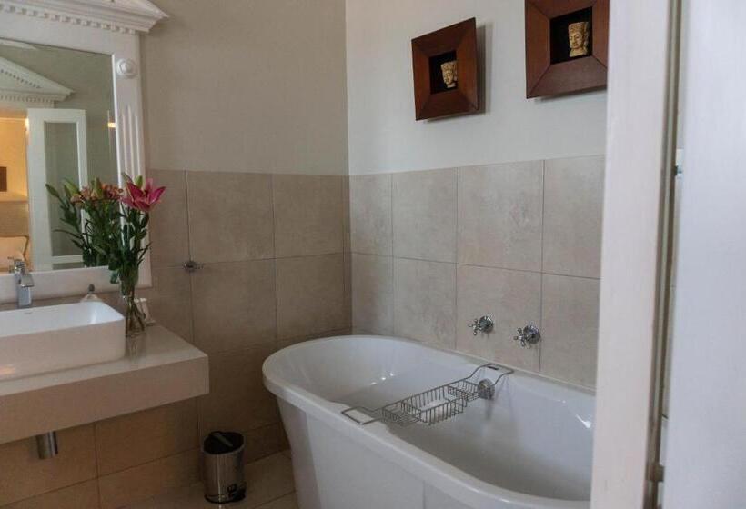 פנסיון Admiralty Beach House