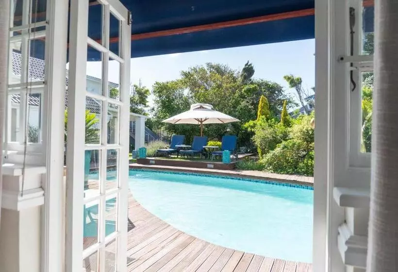 پانسیون Admiralty Beach House