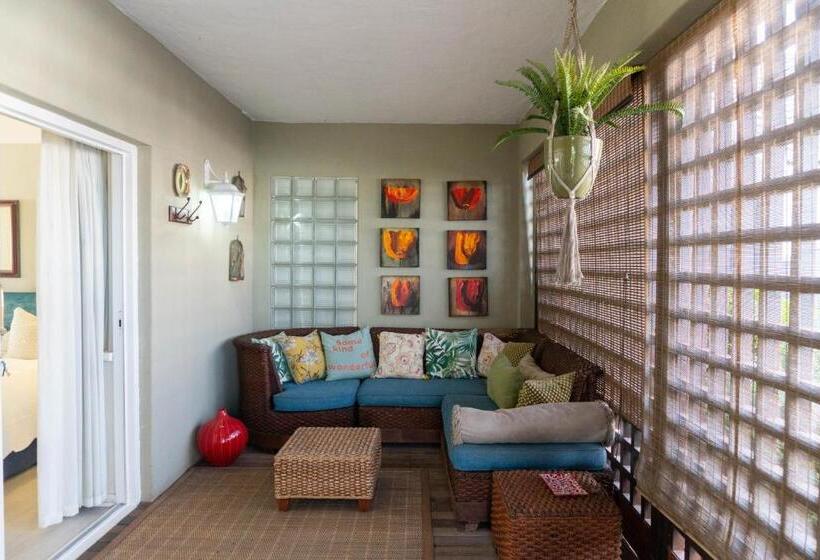 פנסיון Admiralty Beach House