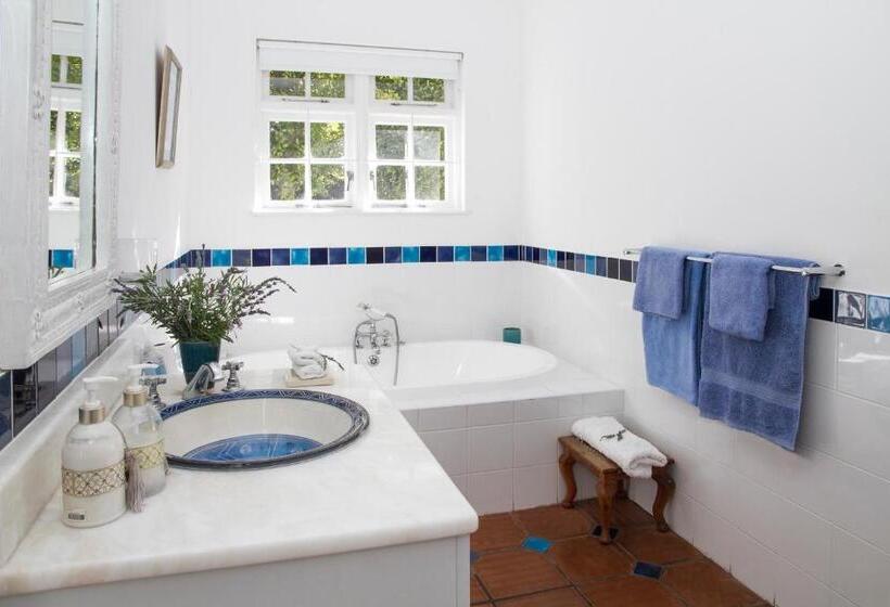 פנסיון Admiralty Beach House