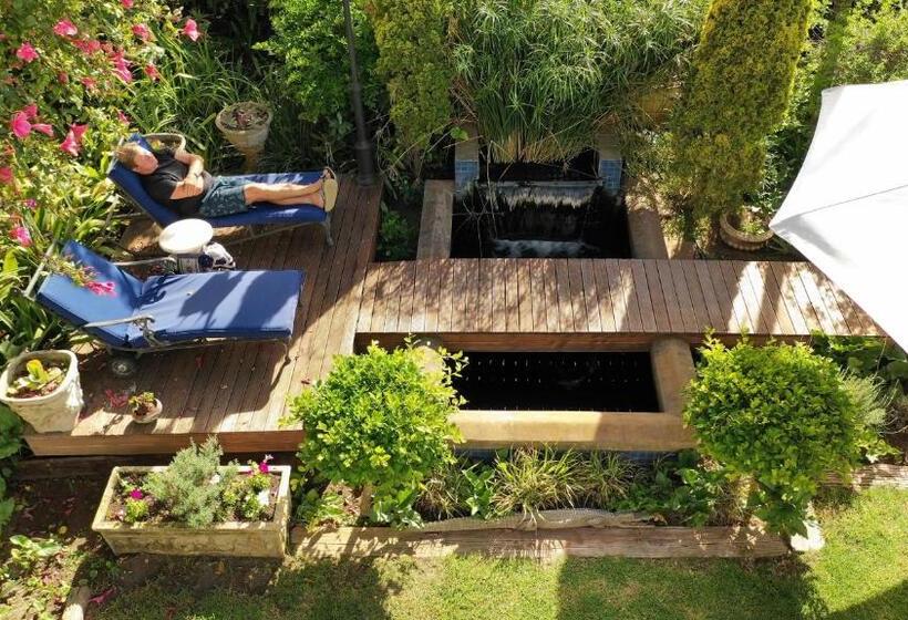 פנסיון Admiralty Beach House