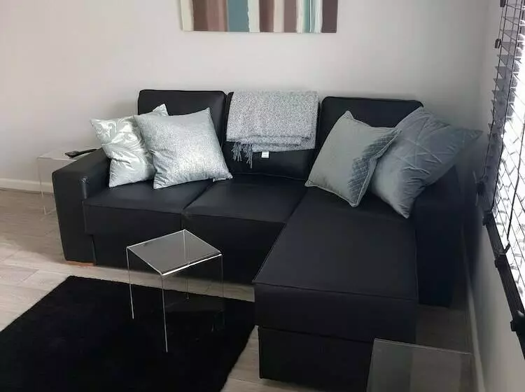 Select Serviced Accommodation   Gweal Place