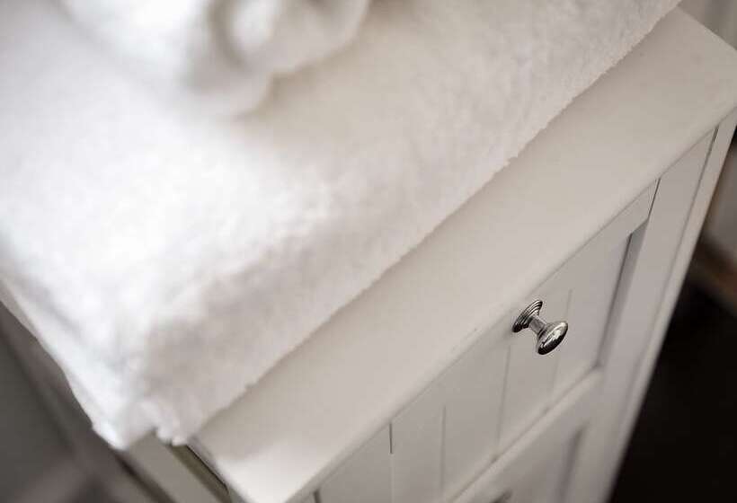 Select Serviced Accommodation   Gweal Place