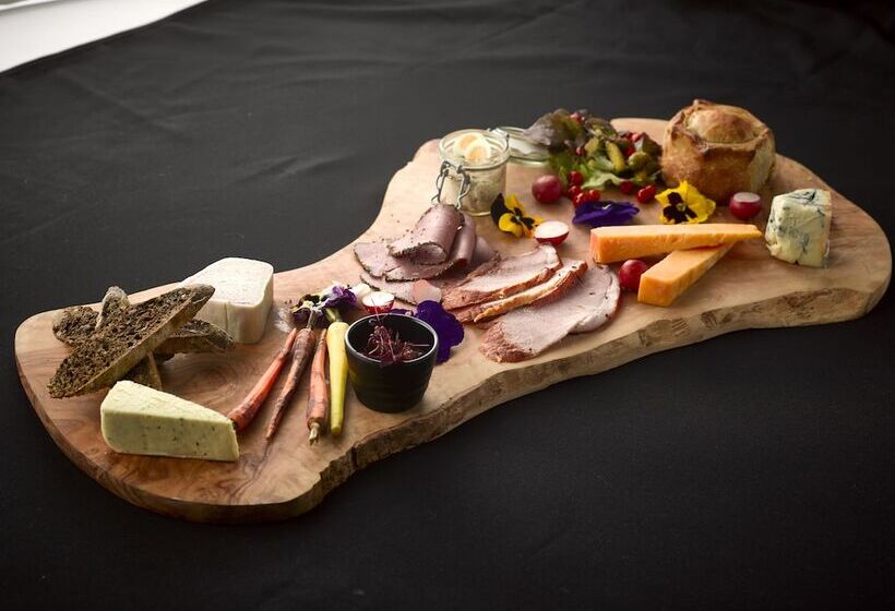 The Boathouse Inn & Riverside Rooms