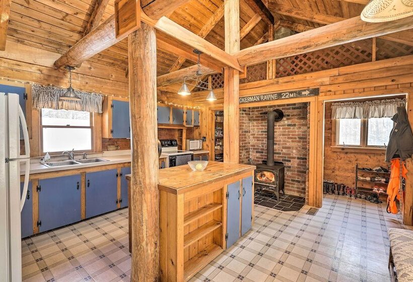 Black Bear Lodge: A Rural White Mtns Retreat