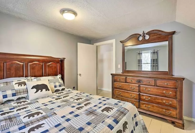 Black Bear Lodge: A Rural White Mtns Retreat