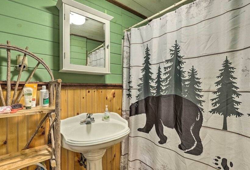 Black Bear Lodge: A Rural White Mtns Retreat