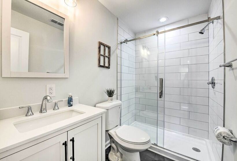 Chic Charlotte Retreat < 3 Miles To Downtown!