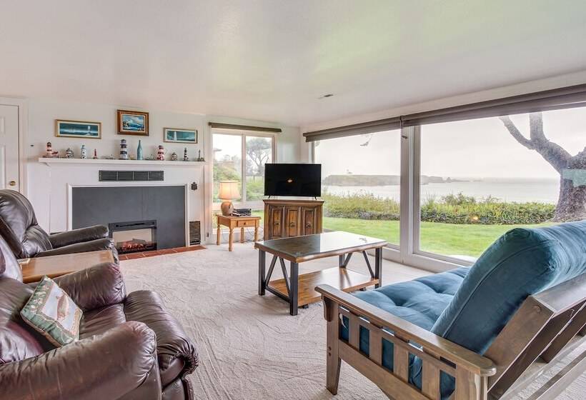 Cliffside Lighthouse Beach Home W/ Ocean View