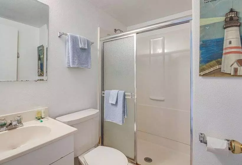 Cliffside Lighthouse Beach Home W/ Ocean View