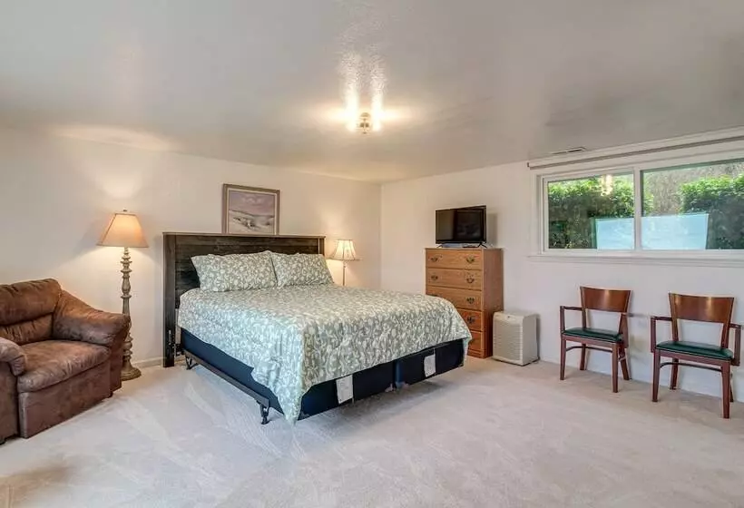 Cliffside Lighthouse Beach Home W/ Ocean View