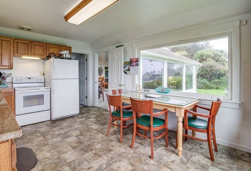 Cliffside Lighthouse Beach Home W/ Ocean View