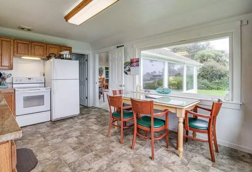 Cliffside Lighthouse Beach Home W/ Ocean View