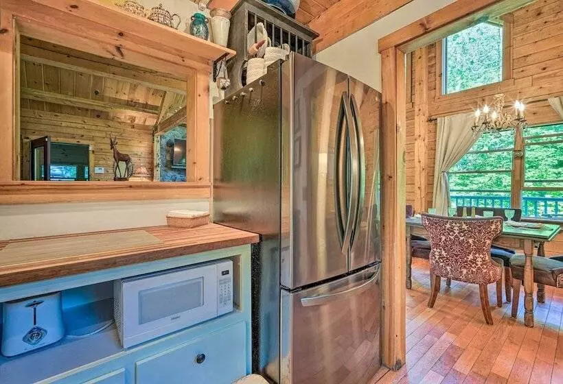 Cozy Mount Snow Chalet W/ Game Room & Hot Tub