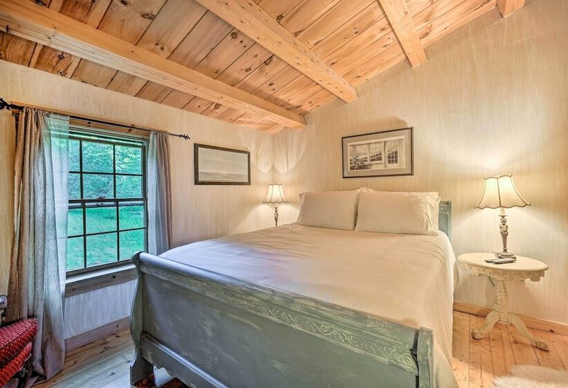 Cozy Mount Snow Chalet W/ Game Room & Hot Tub