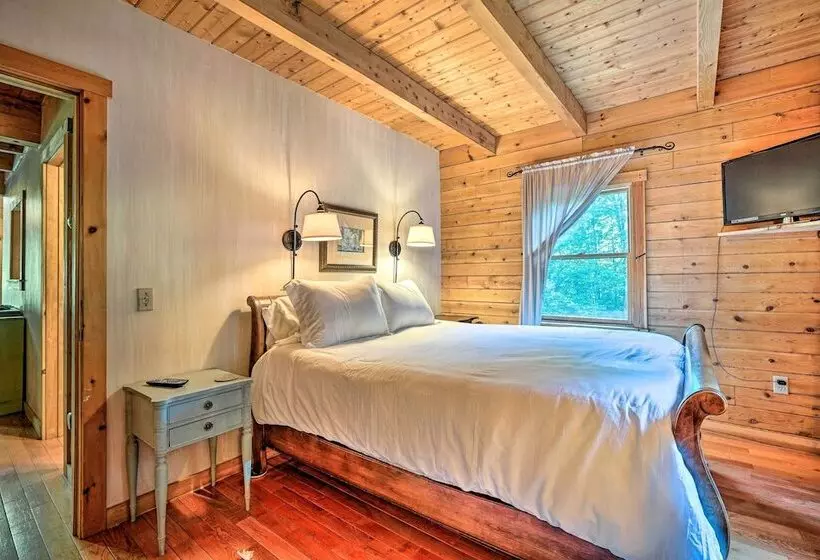 Cozy Mount Snow Chalet W/ Game Room & Hot Tub