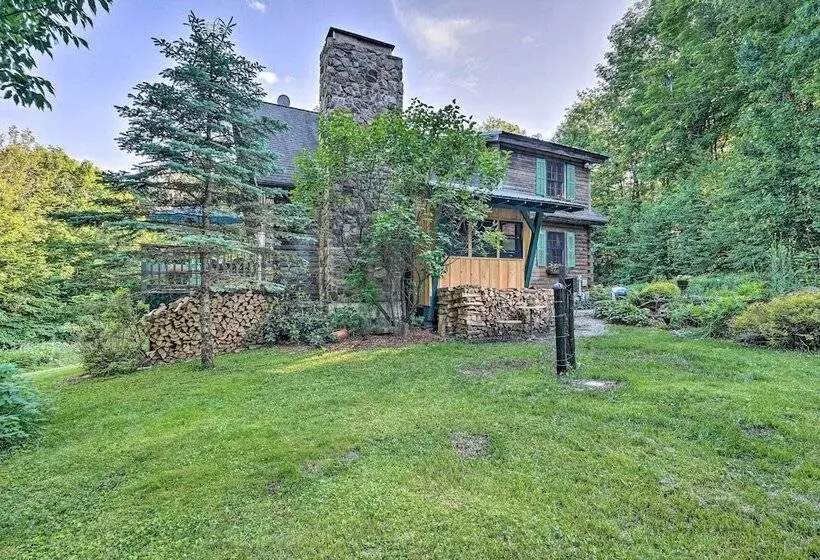 Cozy Mount Snow Chalet W/ Game Room & Hot Tub