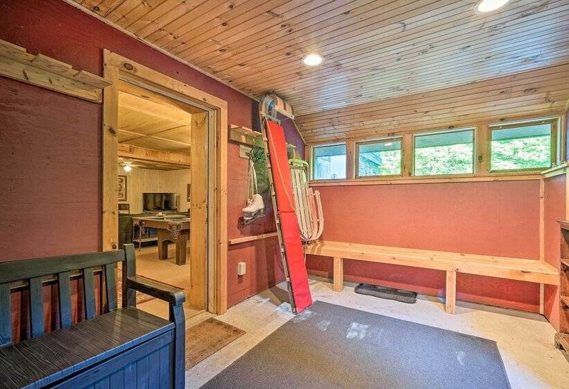 Cozy Mount Snow Chalet W/ Game Room & Hot Tub