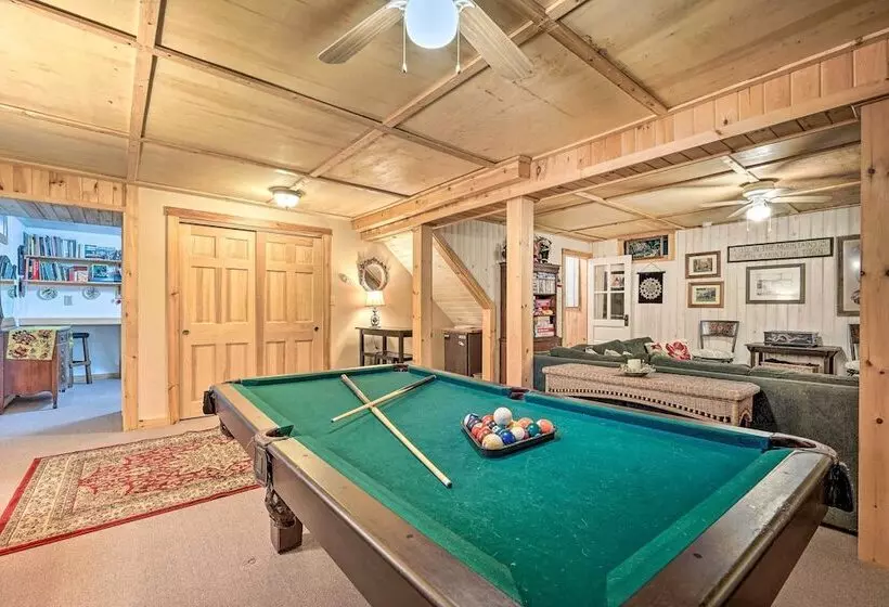 Cozy Mount Snow Chalet W/ Game Room & Hot Tub