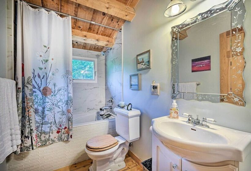 Cozy Mount Snow Chalet W/ Game Room & Hot Tub