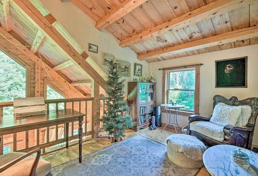 Cozy Mount Snow Chalet W/ Game Room & Hot Tub