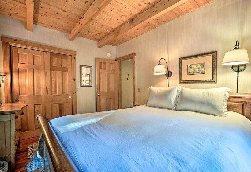 Cozy Mount Snow Chalet W/ Game Room & Hot Tub