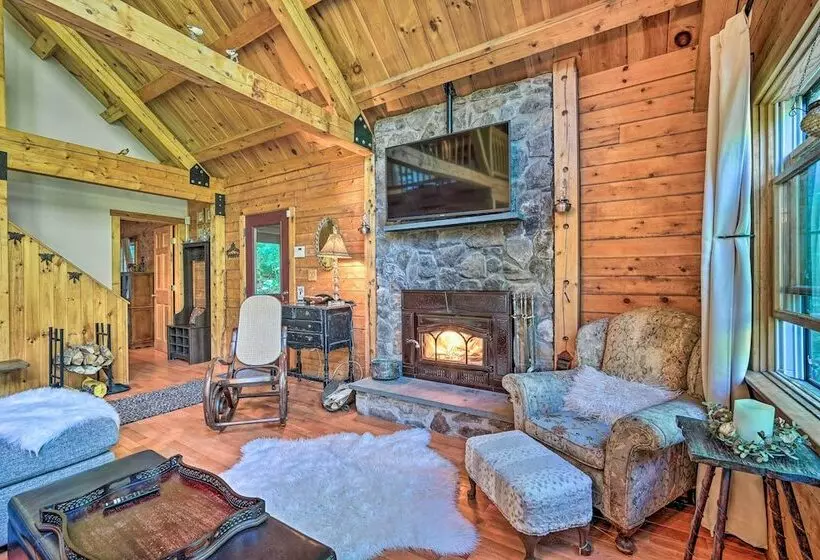Cozy Mount Snow Chalet W/ Game Room & Hot Tub