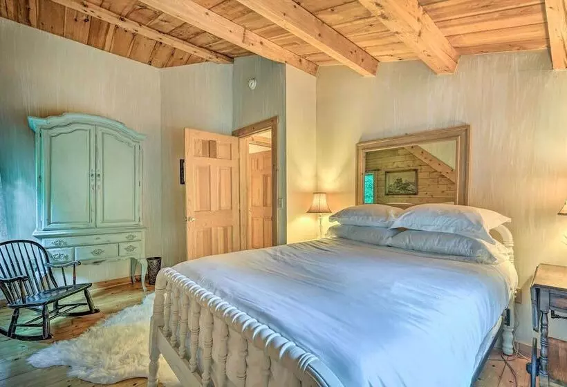 Cozy Mount Snow Chalet W/ Game Room & Hot Tub