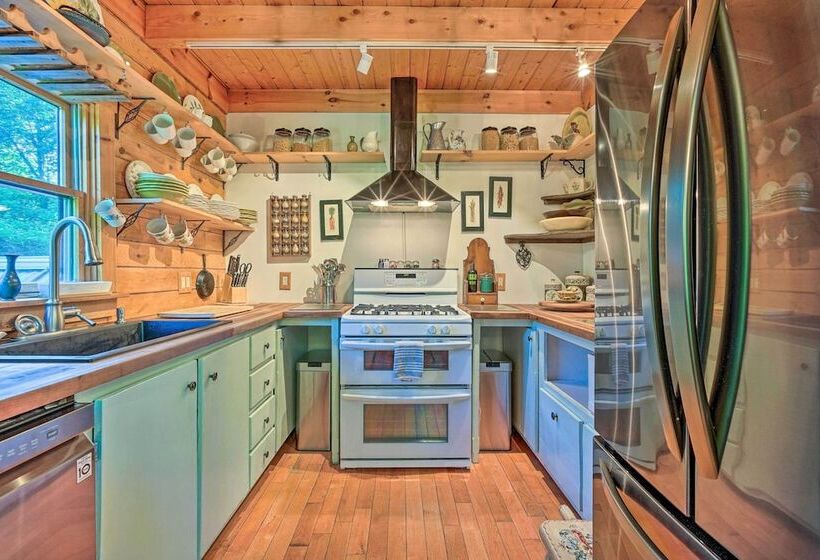 Cozy Mount Snow Chalet W/ Game Room & Hot Tub