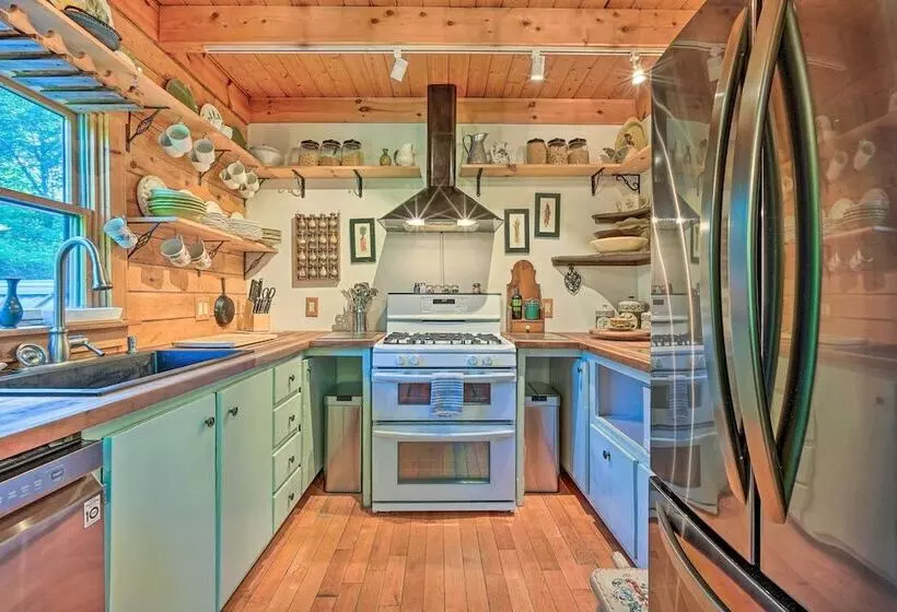 Cozy Mount Snow Chalet W/ Game Room & Hot Tub