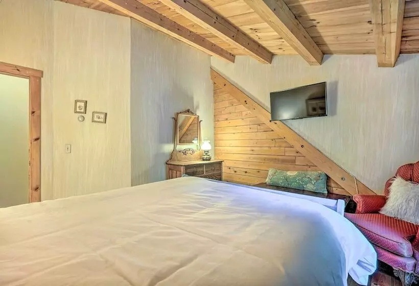 Cozy Mount Snow Chalet W/ Game Room & Hot Tub