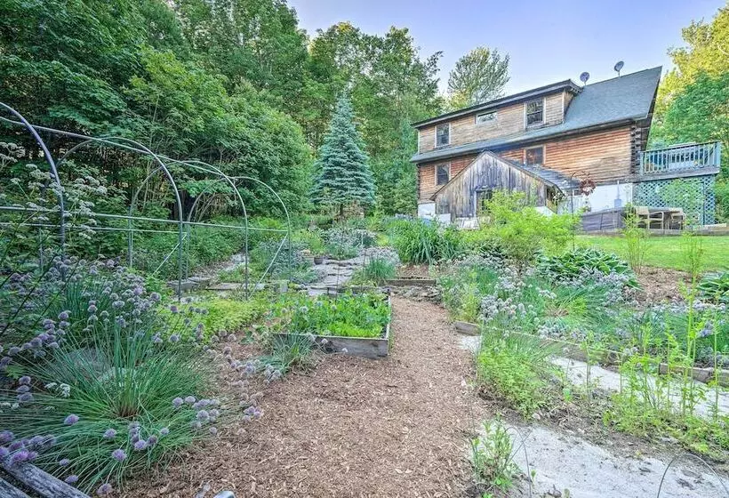 Cozy Mount Snow Chalet W/ Game Room & Hot Tub