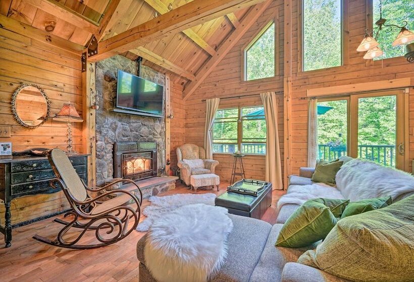 Cozy Mount Snow Chalet W/ Game Room & Hot Tub