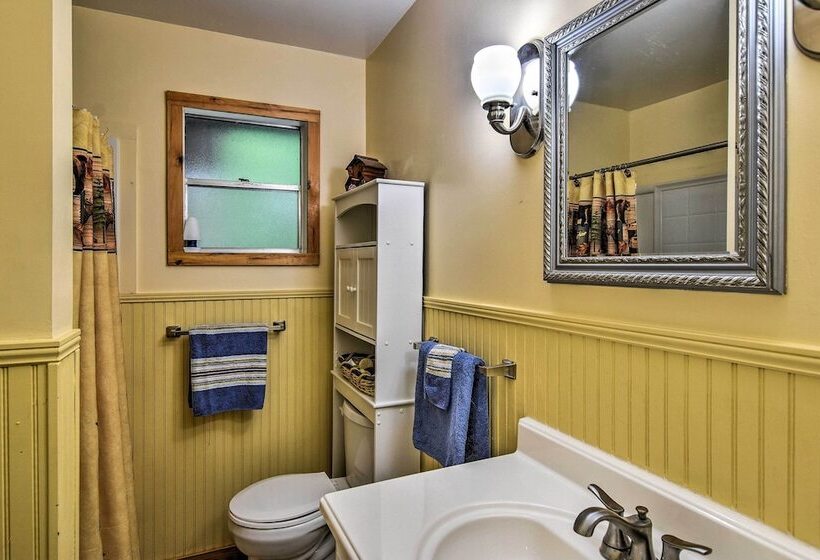 Robbinsville Cabin W/ Deck: 3 Mi To Fontana Lake!