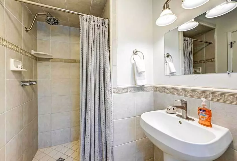 Dog Friendly Oakhurst Home: Walk To Downtown!